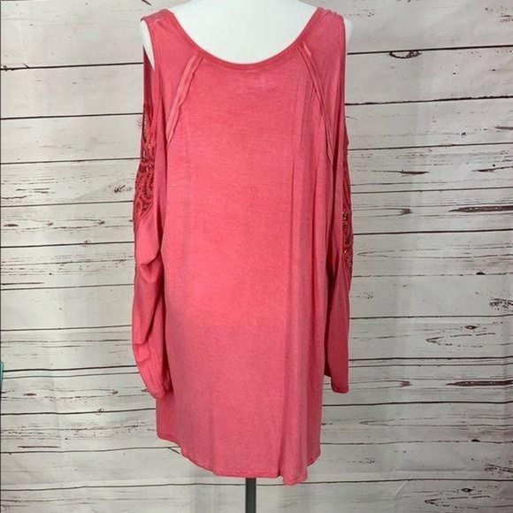 Bobbie Brooks Woman Faded‎ Red Embroidered Cold Shoulder Ombre Tunic Top Size 1X - Picture 3 of 8